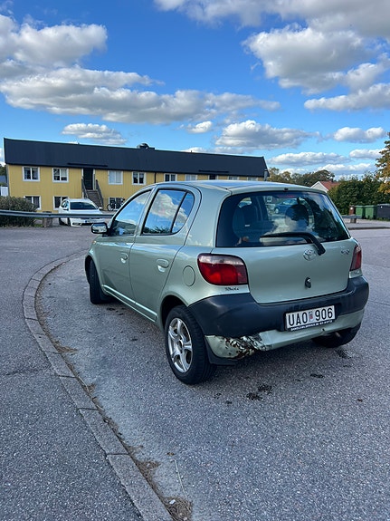 Toyota Yaris 3 of 6