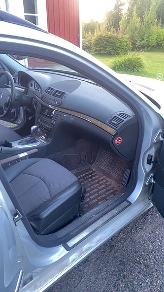 Mercedes-Benz E220 7 of 8