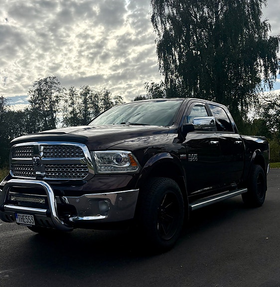 Dodge RAM 1500 2 of 4