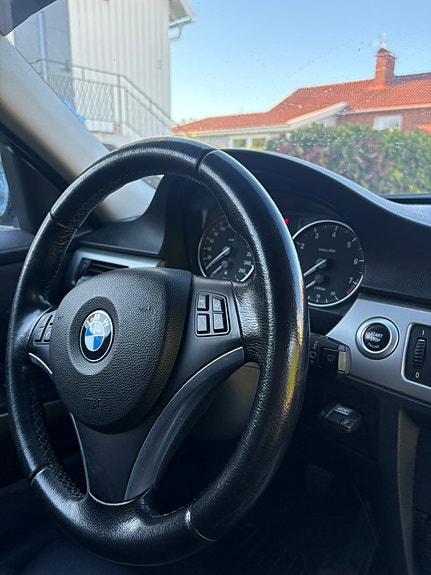 BMW 320i 7 of 15