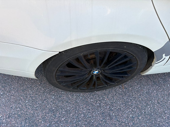 BMW 320i 3 of 15