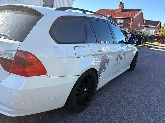 BMW 320i 2 of 15