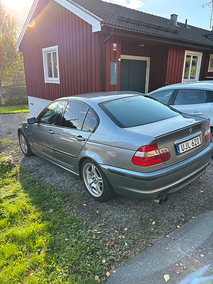 BMW 320i 3 of 11