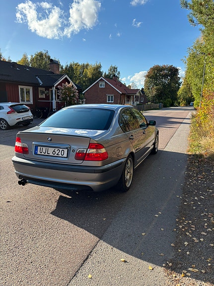 BMW 320i 2 of 11