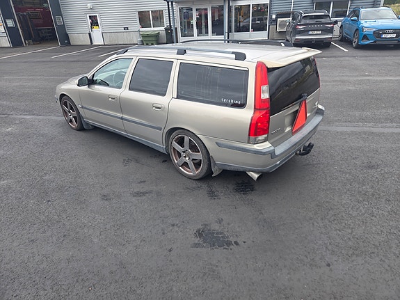 Volvo V70 2 of 4