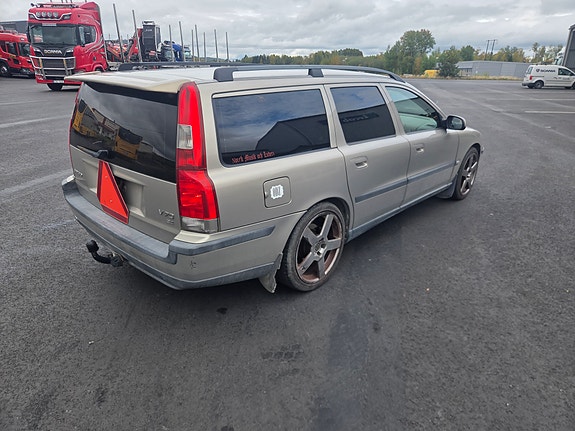 Volvo V70 3 of 4