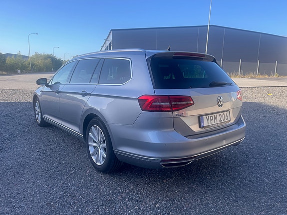 Volkswagen Passat 2 of 13