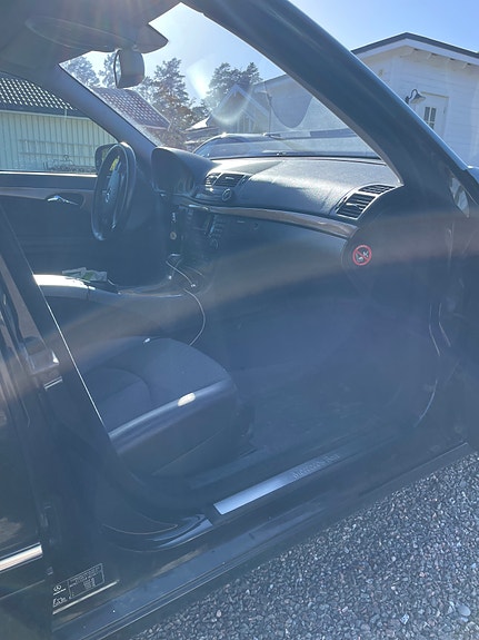 Mercedes-Benz E220 3 of 10