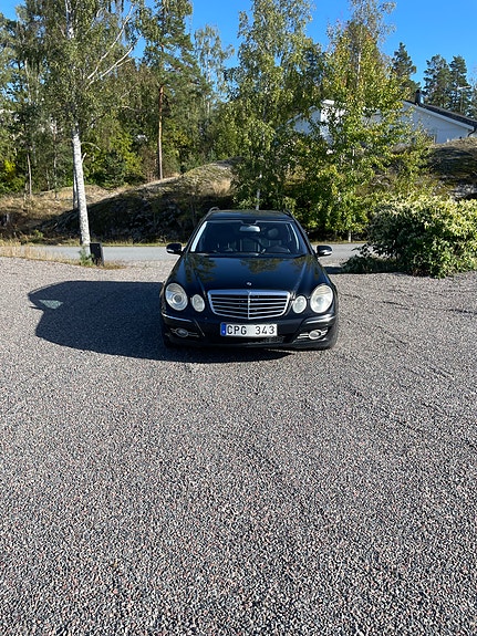 Mercedes-Benz E220 2 of 10