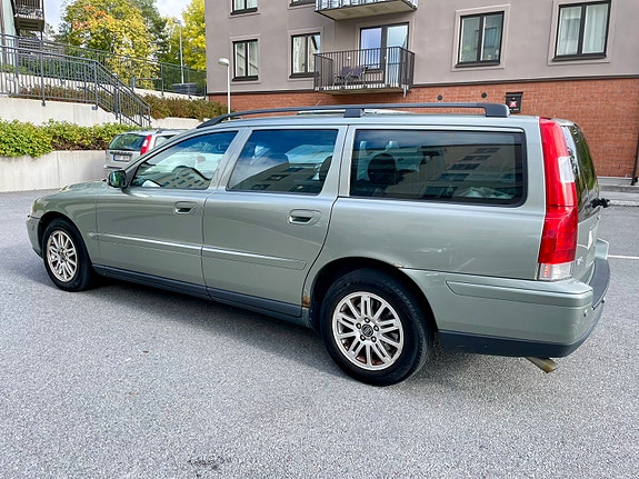 Volvo V70 3 of 7