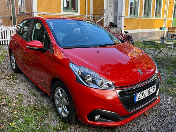 Peugeot 208 3 of 8