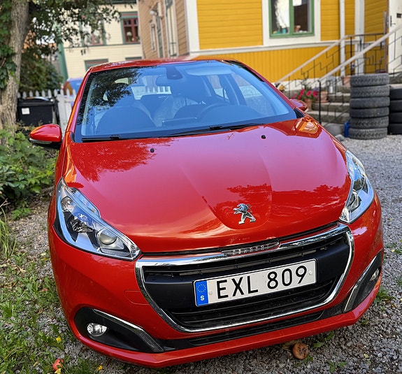 Peugeot 208 2 of 8