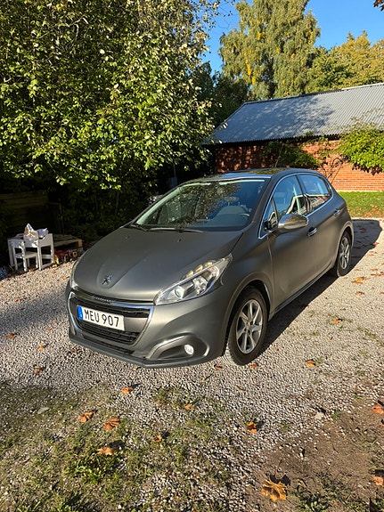 Peugeot 208 2 of 11
