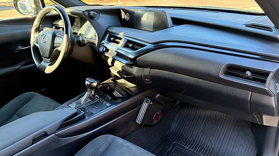 Lexus UX250h 12 of 21
