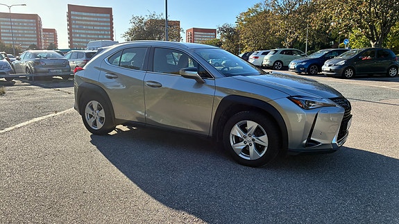 Lexus UX250h 2 of 21