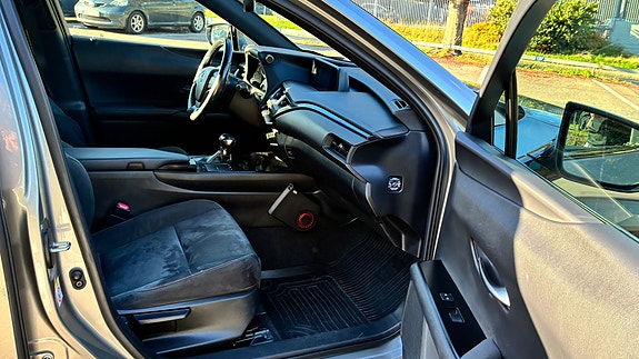 Lexus UX250h 14 of 21