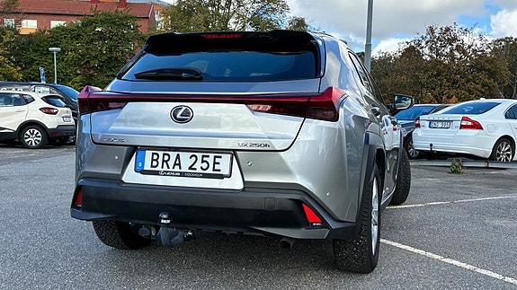 Lexus UX250h 7 of 21