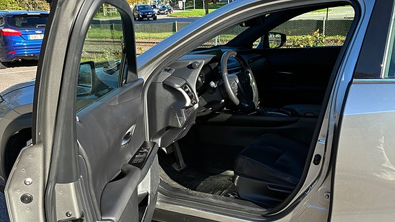 Lexus UX250h 17 of 21