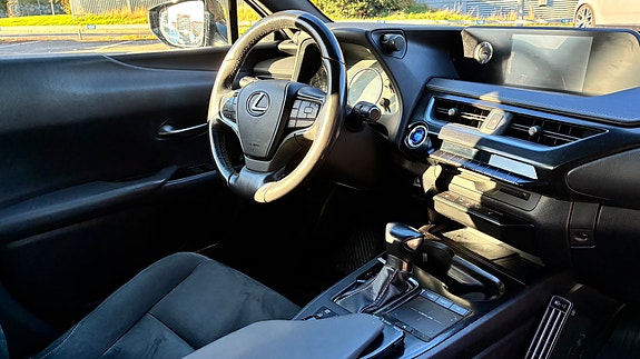 Lexus UX250h 11 of 21