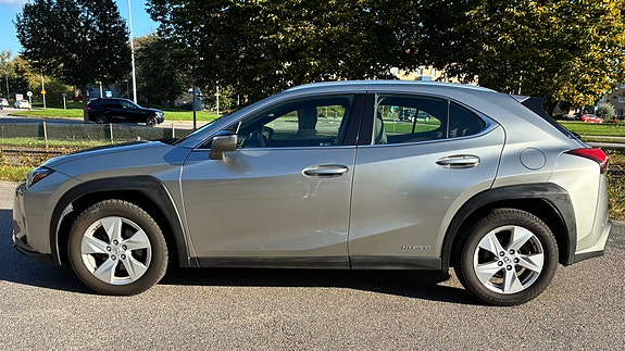 Lexus UX250h 4 of 21