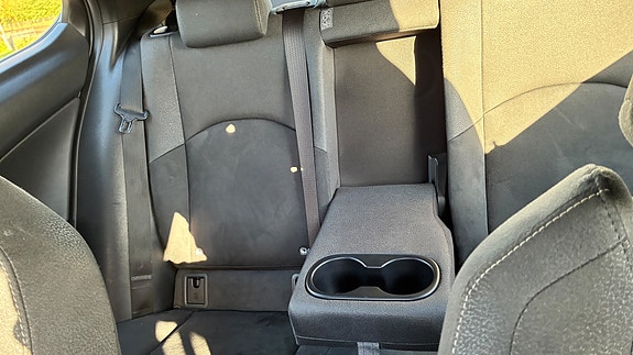 Lexus UX250h 13 of 21