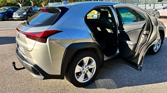 Lexus UX250h 19 of 21