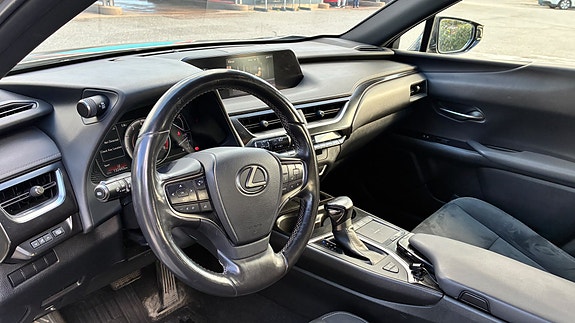 Lexus UX250h 18 of 21