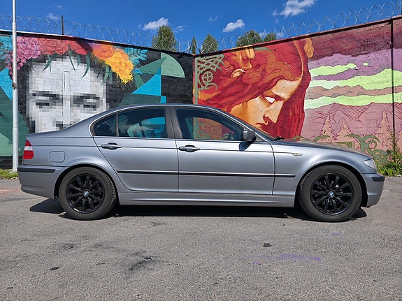BMW 320i 4 of 8