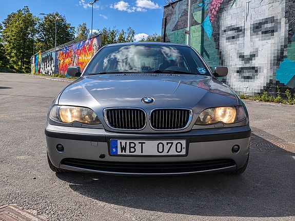 BMW 320i 2 of 8