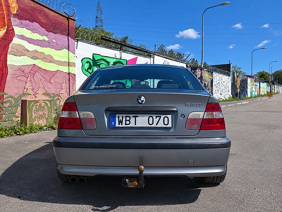 BMW 320i 5 of 8