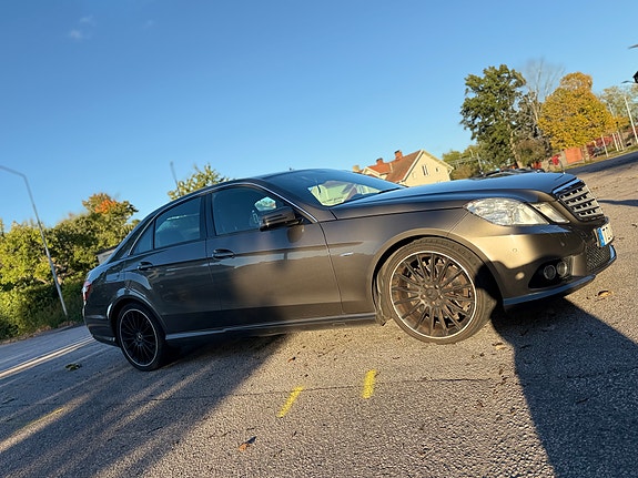 Mercedes-Benz E250 4 of 7