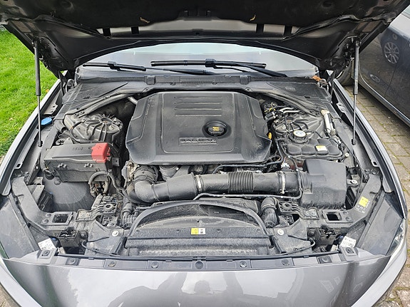 Jaguar XE 11 of 12