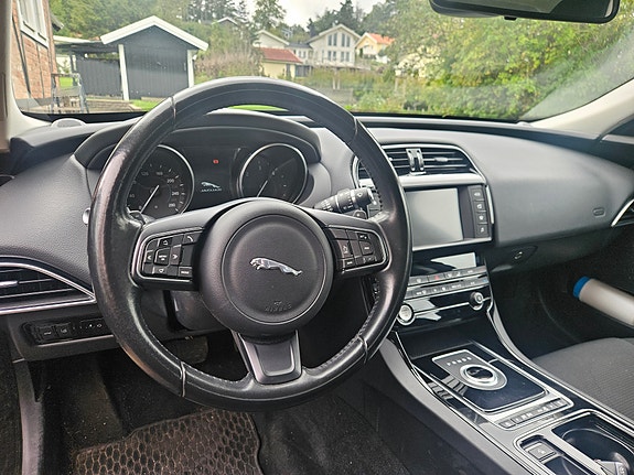 Jaguar XE 8 of 12