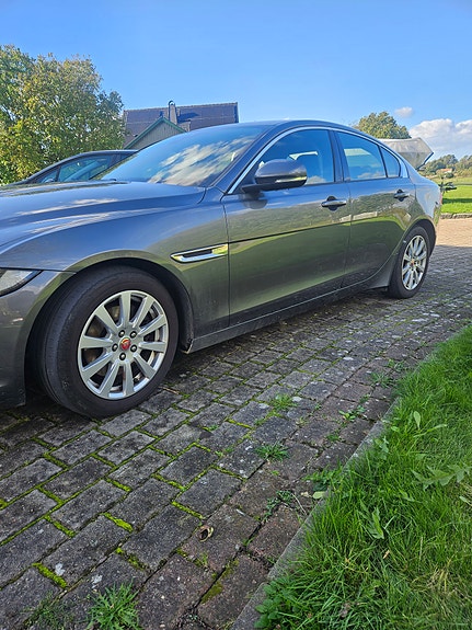 Jaguar XE 2 of 12