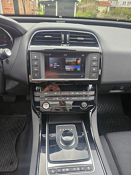 Jaguar XE 6 of 12