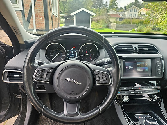 Jaguar XE 5 of 12