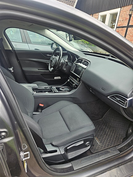 Jaguar XE 9 of 12