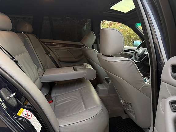 BMW 330i 7 of 19