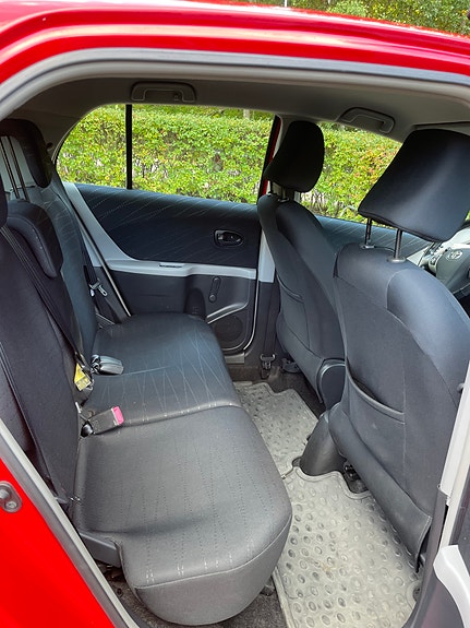 Toyota Yaris 13 of 16