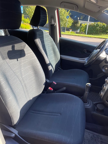 Toyota Yaris 4 of 16