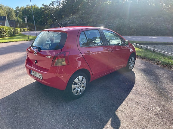 Toyota Yaris 2 of 16