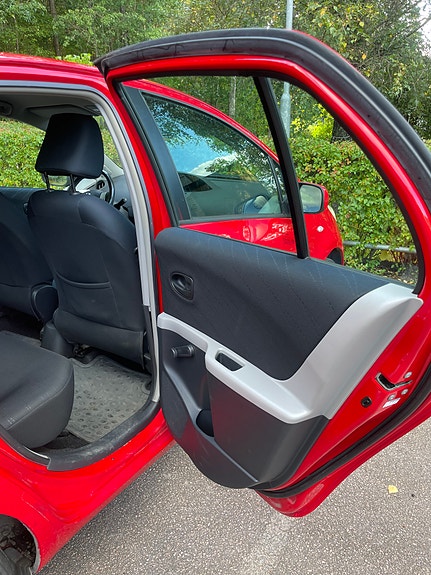Toyota Yaris 12 of 16