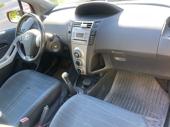 Toyota Yaris 5 of 16