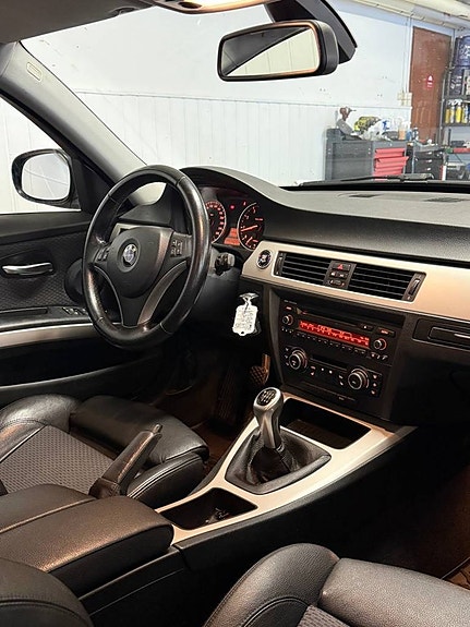 BMW 320i 5 of 5