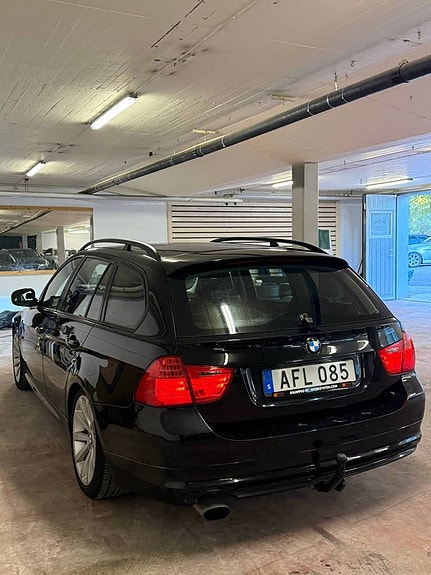 BMW 320i 2 of 5