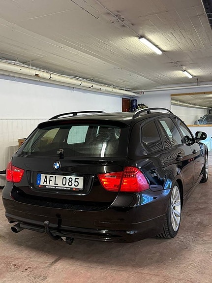 BMW 320i 3 of 5