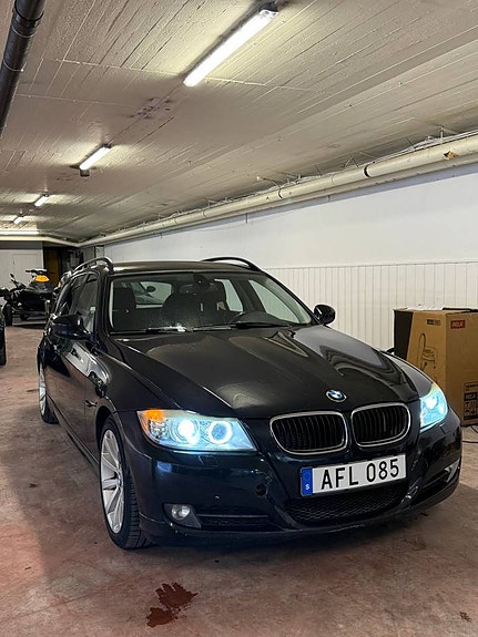 BMW 320i 4 of 5