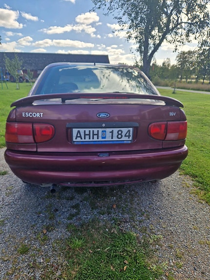 Ford Escort 3 of 16