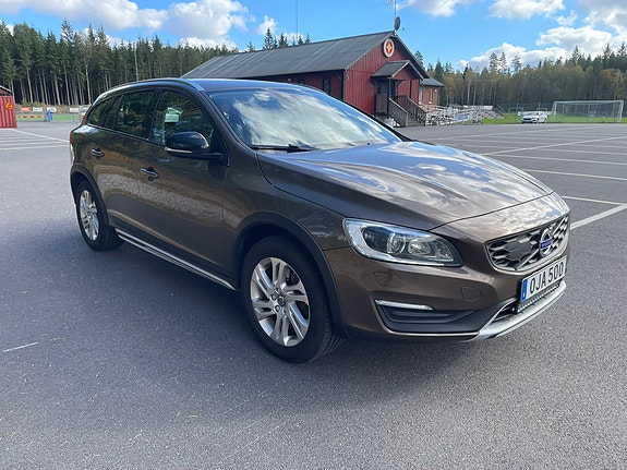 Volvo V60 Cross Country 2 of 8