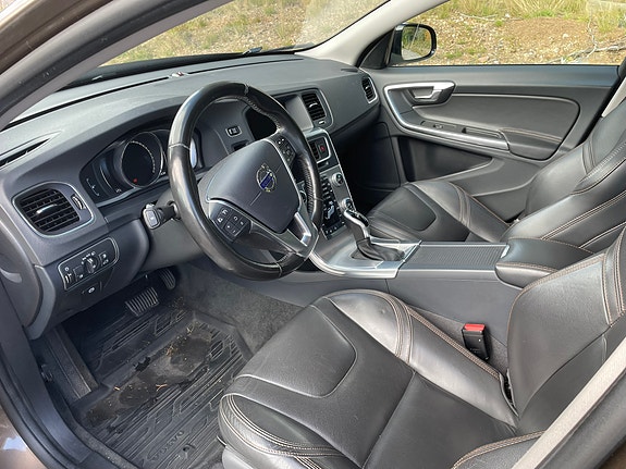 Volvo V60 Cross Country 3 of 8